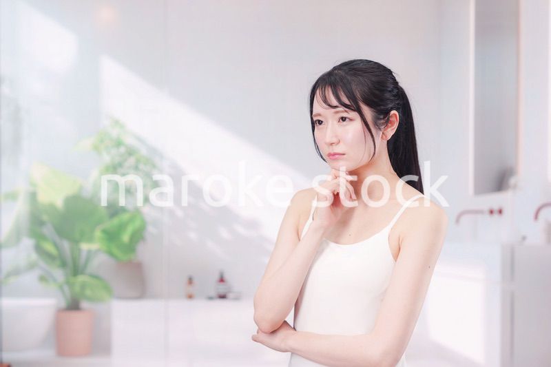 美容で悩む若い女性