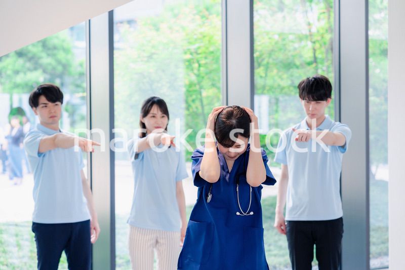 スタッフから責められるドクター