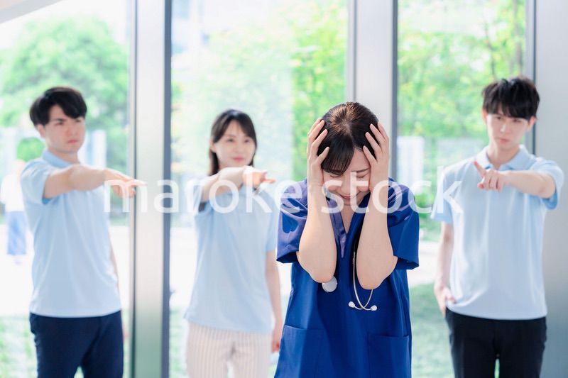 スタッフから責められるドクター