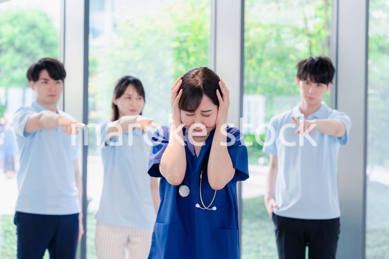 スタッフから責められるドクター