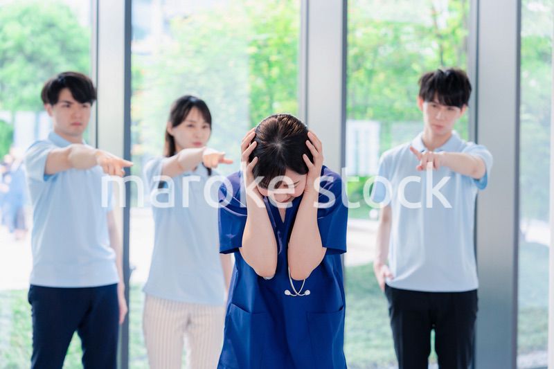 スタッフから責められるドクター