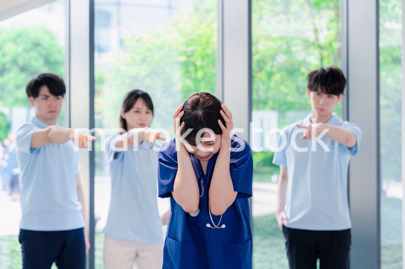 スタッフから責められるドクター