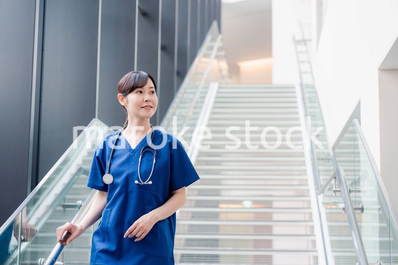 きれいな病院の中を歩くドクター