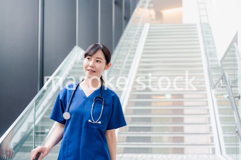 きれいな病院の中を歩くドクター