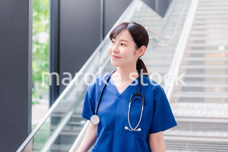 きれいな病院の中を歩くドクター