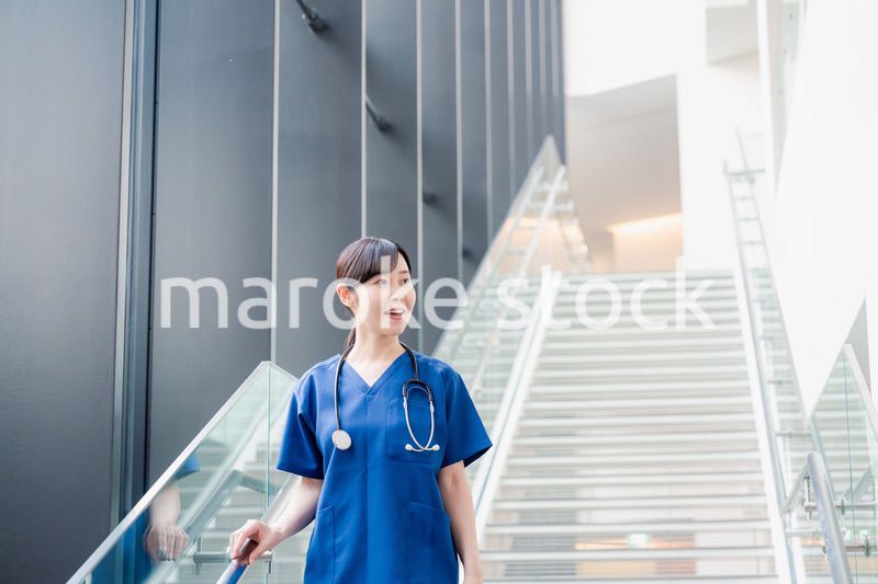 きれいな病院の中を歩くドクター