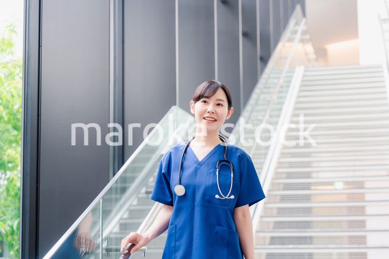 きれいな病院の中を歩くドクター