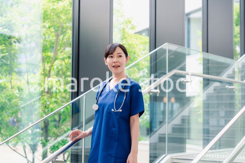 きれいな病院の中を歩くドクター