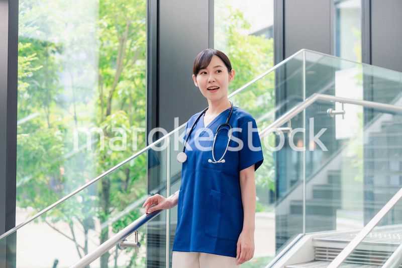 きれいな病院の中を歩くドクター