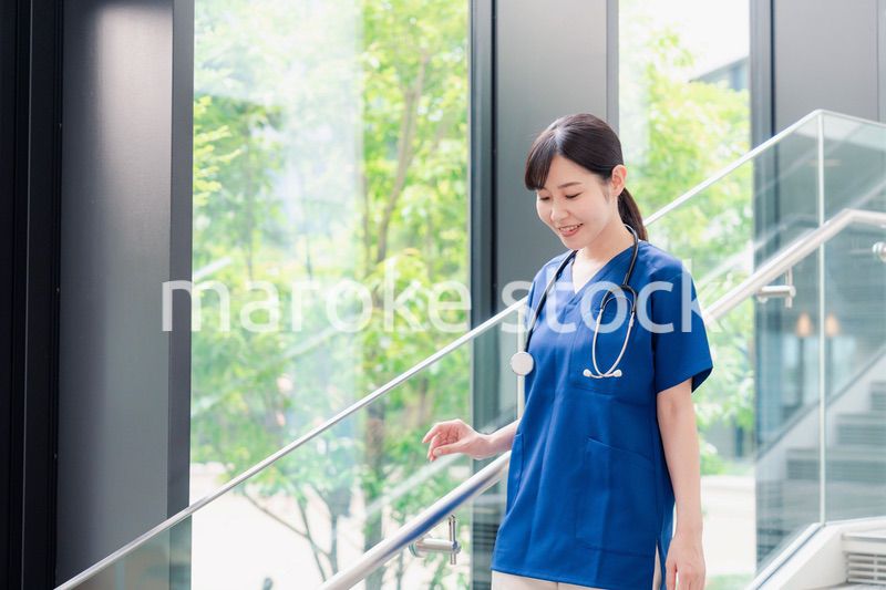 きれいな病院の中を歩くドクター