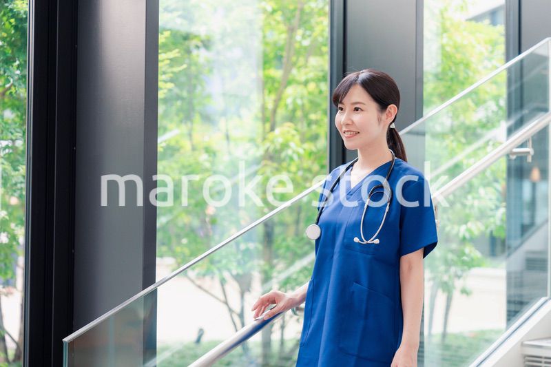 きれいな病院の中を歩くドクター