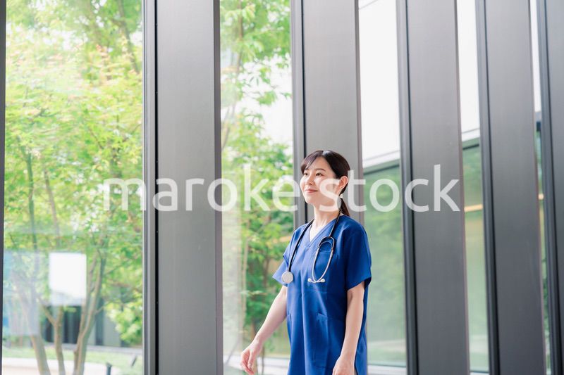 きれいな病院の中を歩くドクター