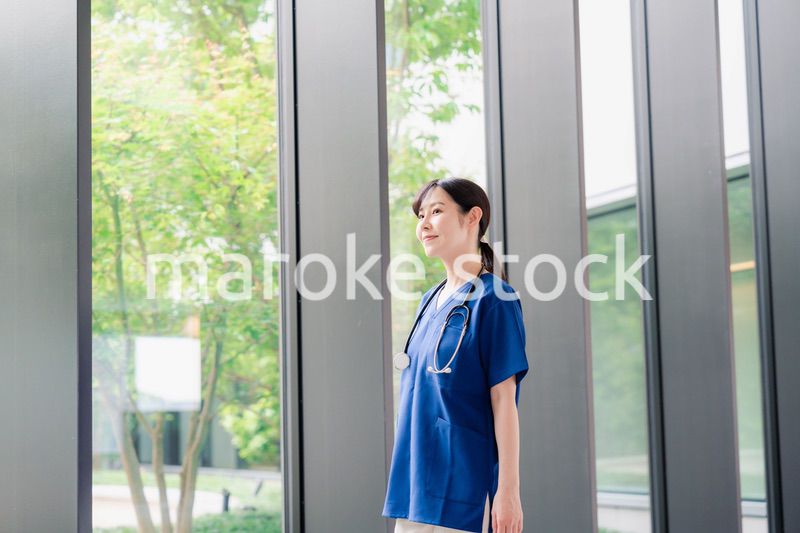 きれいな病院の中を歩くドクター