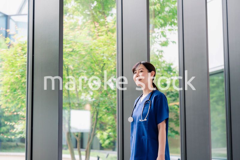 きれいな病院の中を歩くドクター