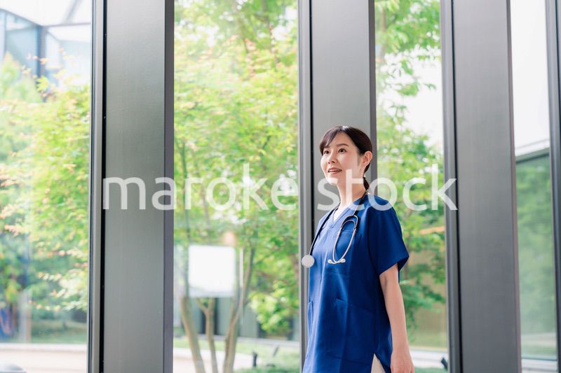 きれいな病院の中を歩くドクター