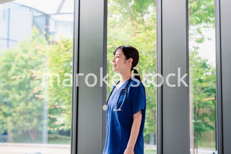 きれいな病院の中を歩くドクター