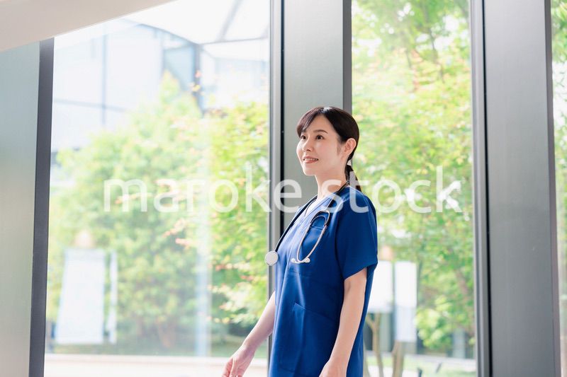 きれいな病院の中を歩くドクター