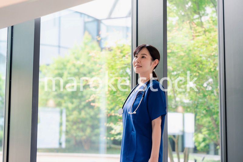 きれいな病院の中を歩くドクター