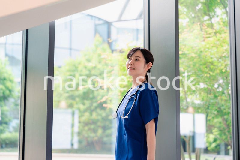 きれいな病院の中を歩くドクター