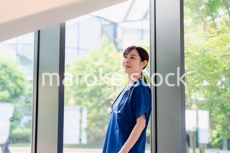 きれいな病院の中を歩くドクター