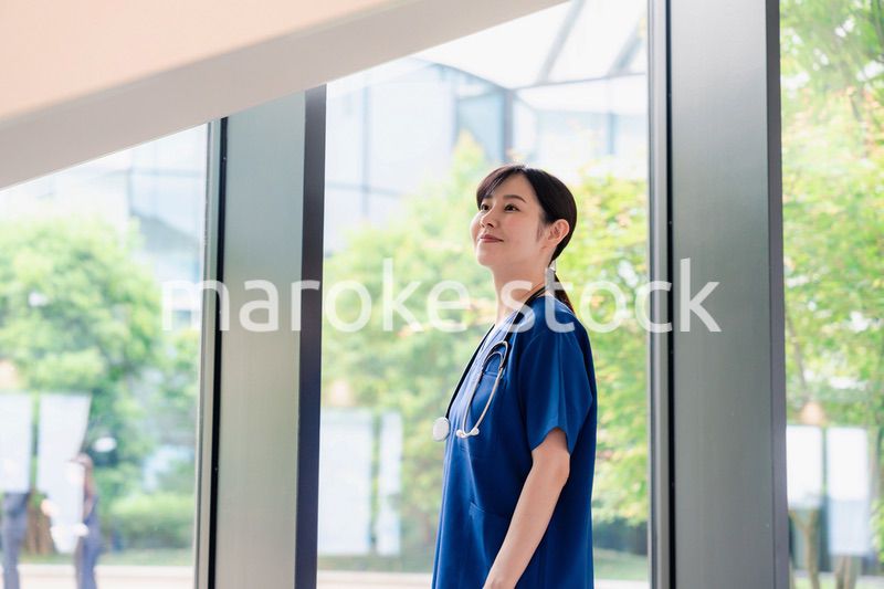 きれいな病院の中を歩くドクター