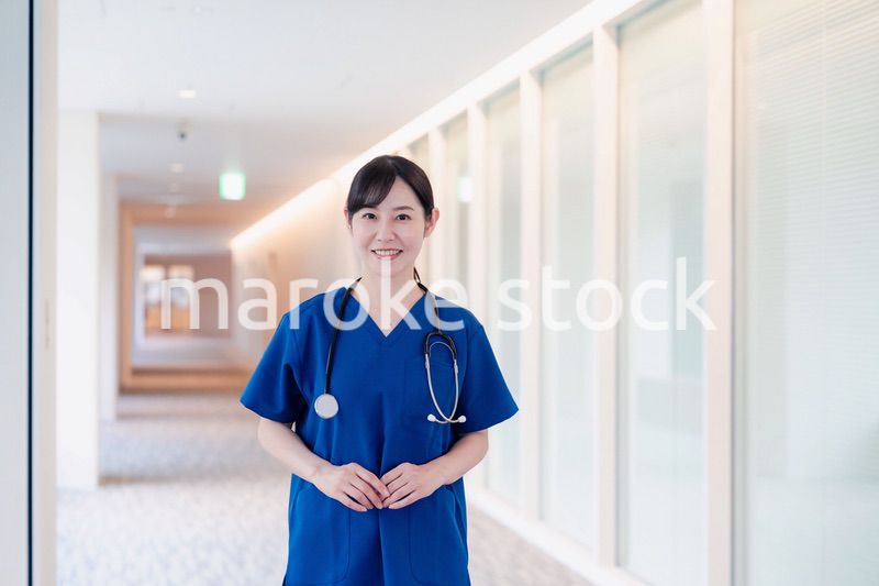 きれいな病院の中を歩くドクター