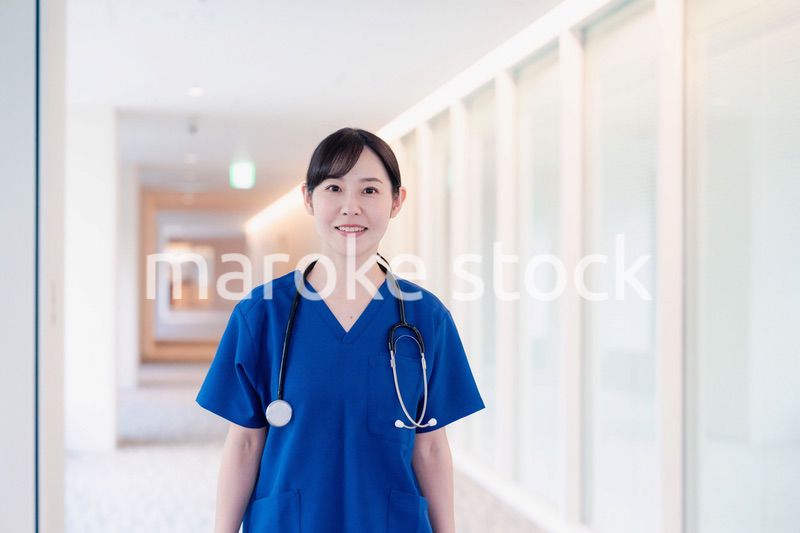 きれいな病院の中を歩くドクター