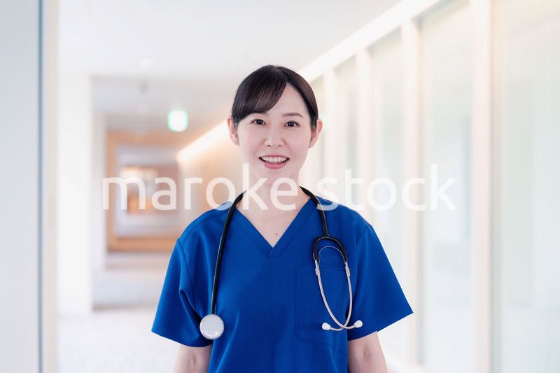 きれいな病院の中を歩くドクター