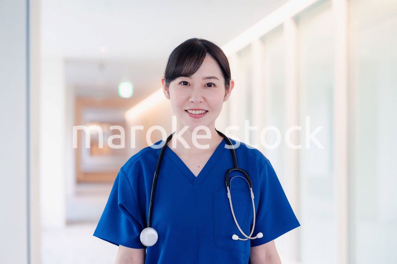 きれいな病院の中を歩くドクター