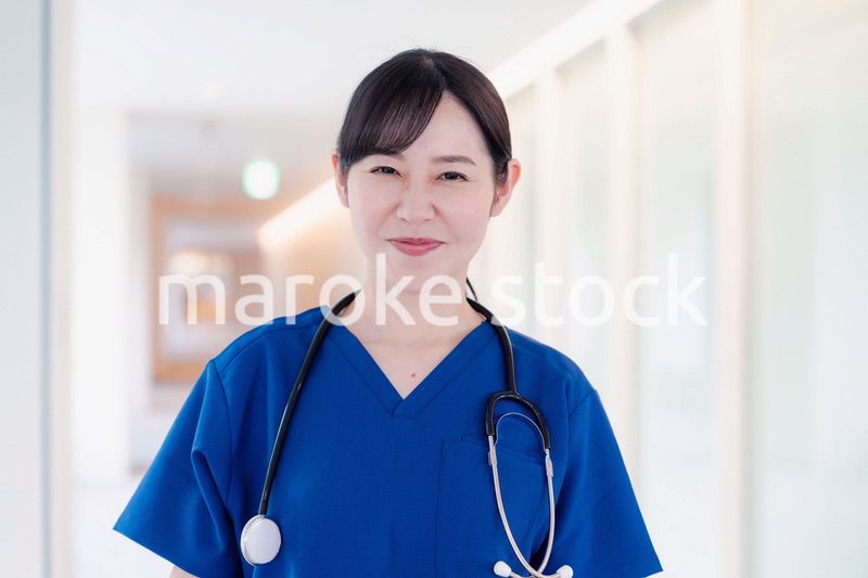 きれいな病院の中を歩くドクター