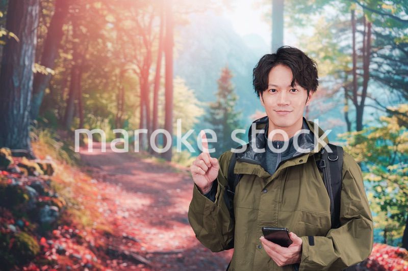 山登り・ハイキングをする若い男性