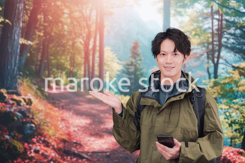 山登り・ハイキングをする若い男性