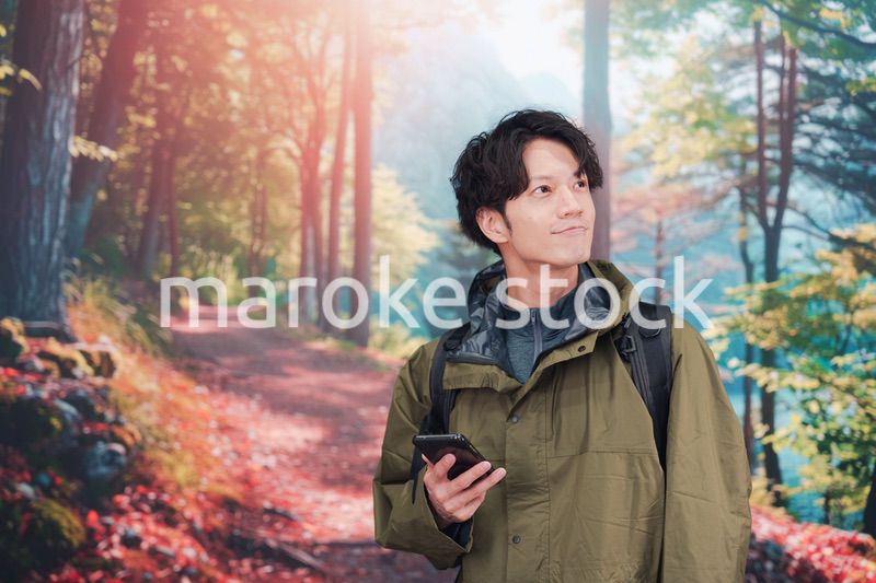 山登り・ハイキングをする若い男性