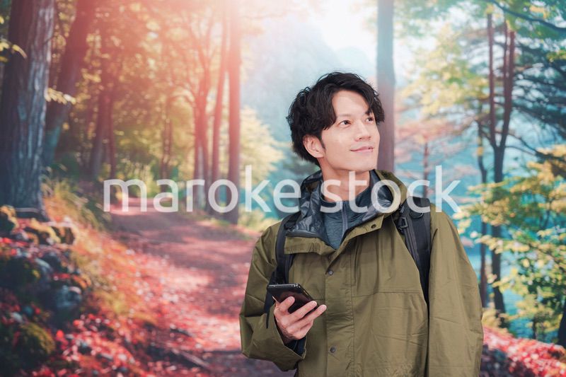 山登り・ハイキングをする若い男性