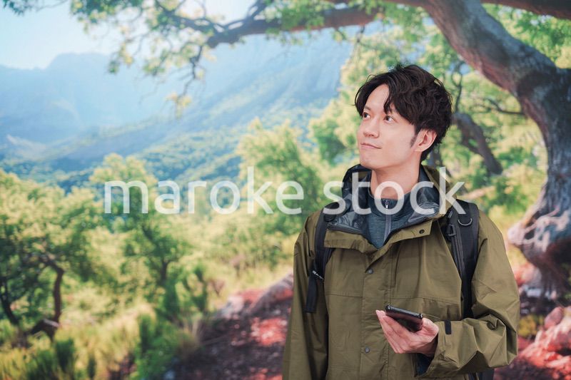 山登り・ハイキングをする若い男性