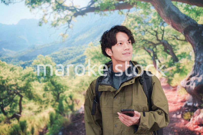 山登り・ハイキングをする若い男性