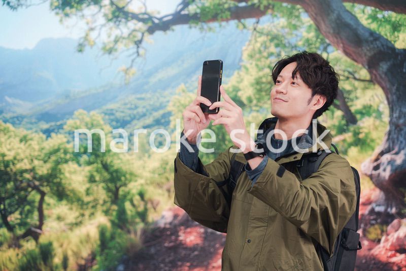 山登り・ハイキングをする若い男性