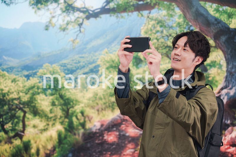 山登り・ハイキングをする若い男性