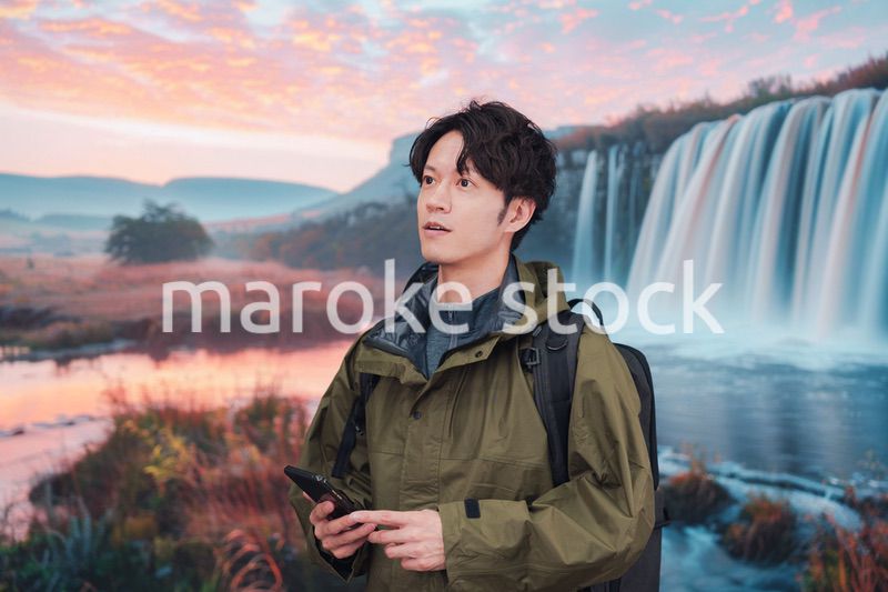 山登り・ハイキングをする若い男性