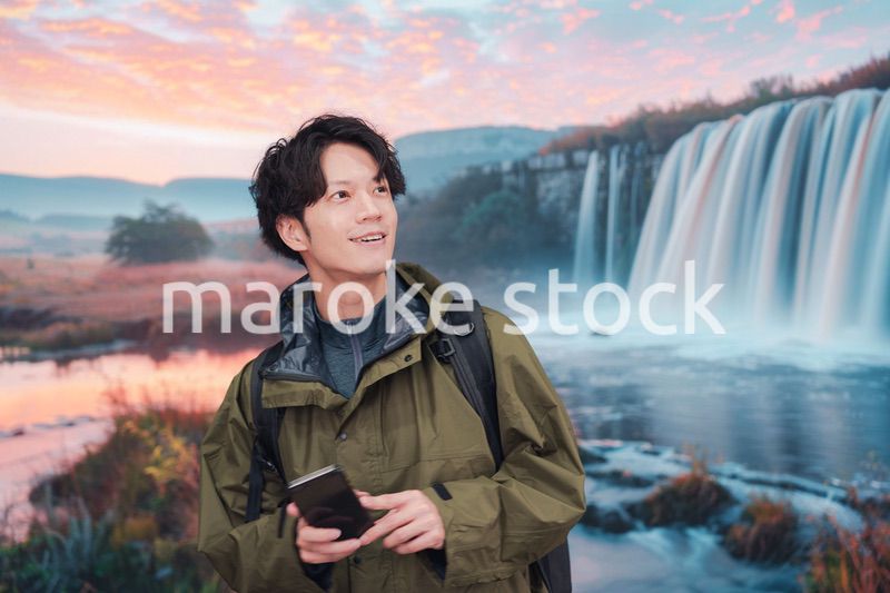 山登り・ハイキングをする若い男性