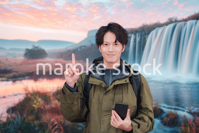 山登り・ハイキングをする若い男性