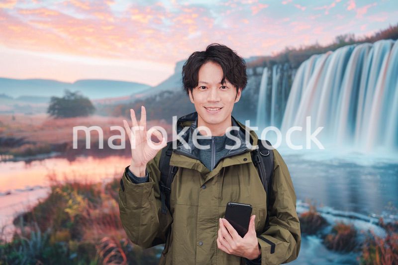 山登り・ハイキングをする若い男性