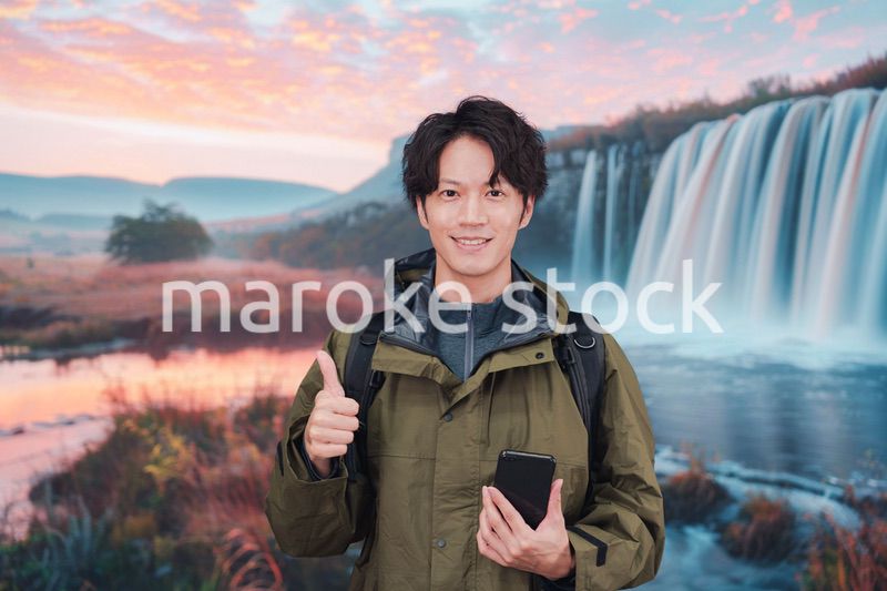 山登り・ハイキングをする若い男性