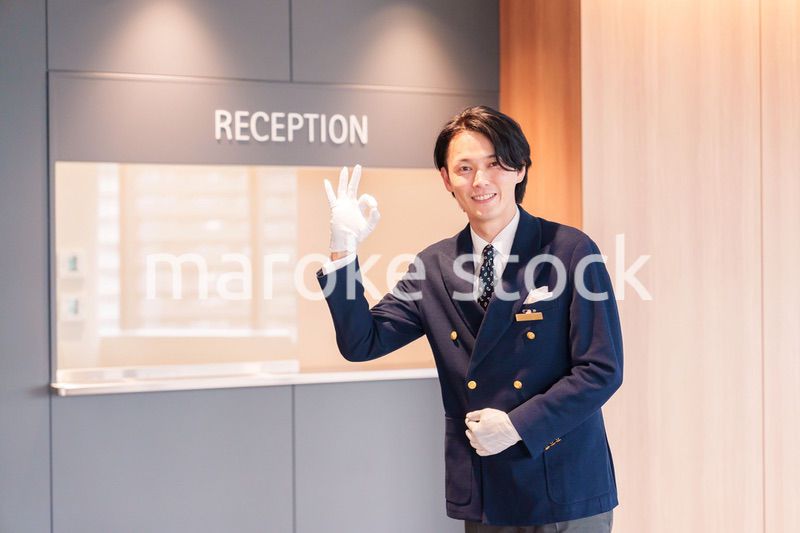 笑顔で接客をするホテルマンの男性
