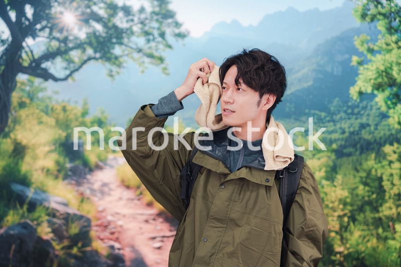 山登り・ハイキングをする若い男性