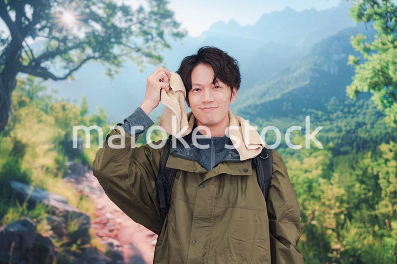 山登り・ハイキングをする若い男性