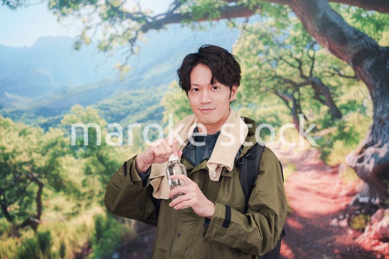 山登り・ハイキングをする若い男性