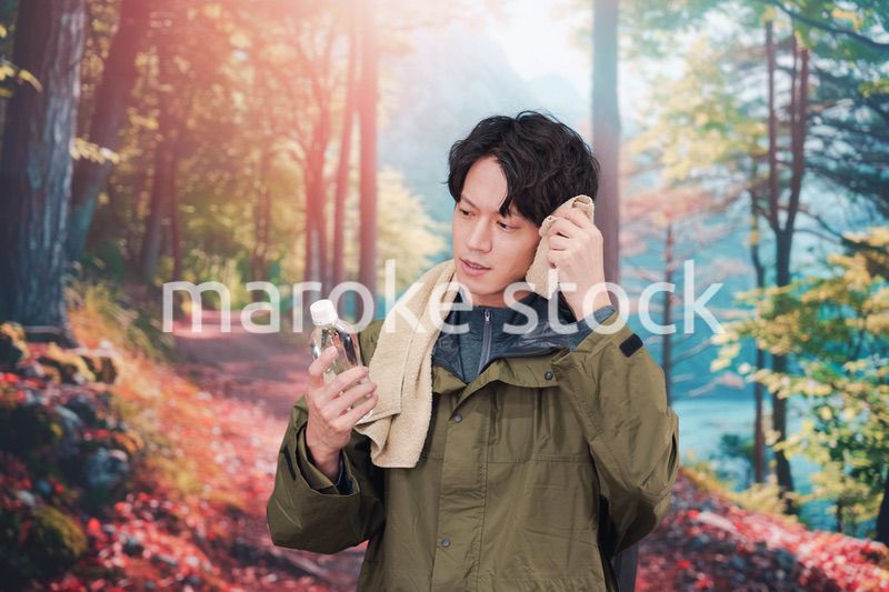 山登り・ハイキングをする若い男性