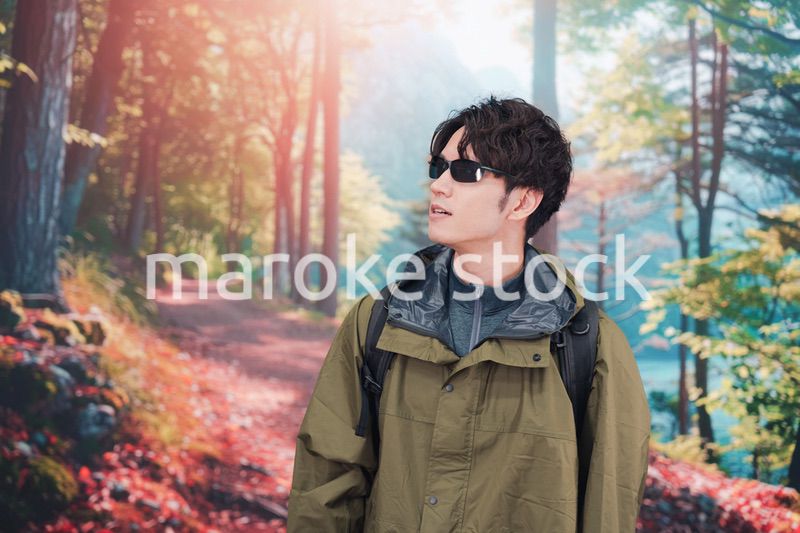 山登り・ハイキングをする若い男性