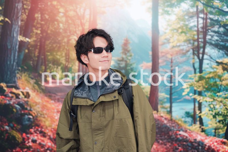 山登り・ハイキングをする若い男性